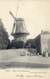 3712 Gezicht op de molen De Meiboom op het Paardenveld te Utrecht.N.B. Foutieve naam van de molen in het bijschrift.